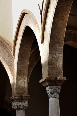 LOGGIATO arabo normanno allo Steri di Palermo. Fotografie di Giulio Azzarello &copy;2014.