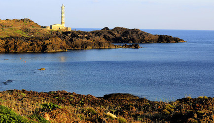 ISOLA DI USTICA la costa. Fotografie di Giulio Azzarello &copy;2016.