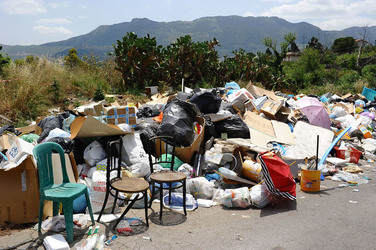 DISCARICA abusiva nei pressi del comune e paese di Monreale in Sicilia. Fotografie di Giulio Azzarello &copy;2014.