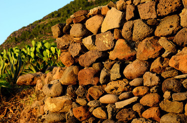 ISOLA DI USTICA pietre. Fotografie di Giulio Azzarello &copy;2016.