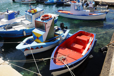 Il PORTO DI FAVIGNANA in Sicilia visioni panoramiche o particolari. Fotografie di Giulio Azzarello &copy;2014.