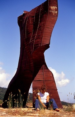 FIUMARA D ARTE 2002 2005. Fotografie di Giulio Azzarello ©2022. FIUMARA D ARTE 2002 2005. Fotografie di Giulio Azzarello ©2022.