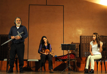 CARLO MAGNO spettacolo epico di e con Mimmo Cuticchio. Fotografie di Giulio Azzarello &copy;2014.