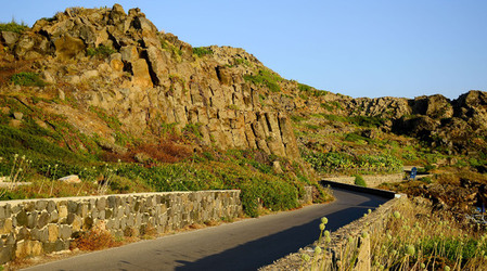ISOLA DI USTICA la costa. Fotografie di Giulio Azzarello &copy;2016.