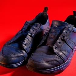 SCARPE. Fotografia di Giulio Azzarello ©2023. SCARPE. Fotografia di Giulio Azzarello ©2023.