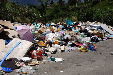 DISCARICA abusiva nei pressi del comune e paese di Monreale in Sicilia. Fotografie di Giulio Azzarello &copy;2014.
