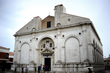 TEMPIO MALATESTIANO e SPIAGGIA di Rimini. Fotografie di Giulio Azzarello &copy;2016.