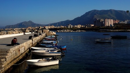 BARCHE. Fotografie di Giulio Azzarello ©2022. BARCHE. Fotografie di Giulio Azzarello ©2022.