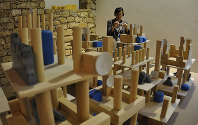 ANNE CLEMENCE de GROLEE e una sua installazione. Fotografie di Giulio Azzarello &copy;2014.