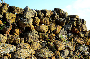 ISOLA DI USTICA pietre. Fotografie di Giulio Azzarello &copy;2016.