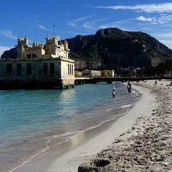 MONDELLO. Fotografie di Giulio Azzarello ©2024.
