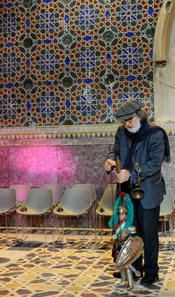 Mimmo Cuticchio in un suo spettacolo. Fotografie di Giulio Azzarello &copy;2017.