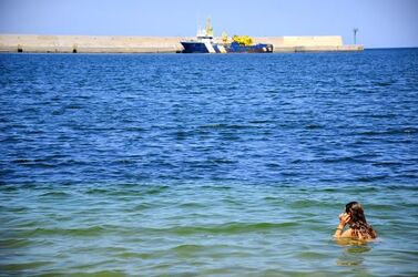 LA RAGAZZA e il mare fotografie di Giulio Azzarello &copy;2019.
