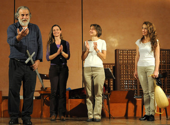 CARLO MAGNO spettacolo epico di e con Mimmo Cuticchio. Fotografie di Giulio Azzarello &copy;2014.