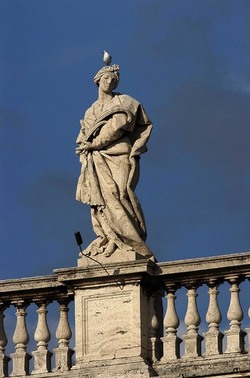 LE SCULTURE DI SAN PIETRO sopra il colonnato a Roma. Fotografie di Giulio Azzarello &copy;2014.