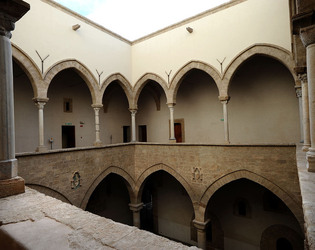 LOGGIATO arabo normanno allo Steri di Palermo. Fotografie di Giulio Azzarello &copy;2014.