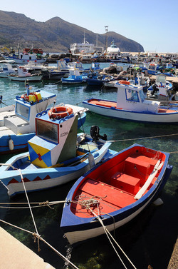 Il PORTO DI FAVIGNANA in Sicilia visioni panoramiche o particolari. Fotografie di Giulio Azzarello &copy;2014.