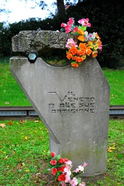 BIENNALE di VENEZIA 2017 la citt&agrave; particolari. Fotografie di Giulio Azzarello &copy;2018.