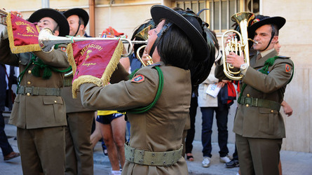 BANDA MUSICALE DEI BERSAGLIERI a Marsala in Sicilia. Fotografie di Giulio Azzarello ©2014. BANDA MUSICALE DEI BERSAGLIERI a Marsala in Sicilia. Fotografie di Giulio Azzarello ©2014.