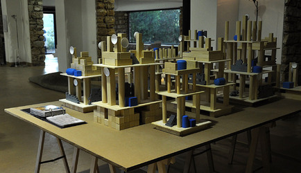 ANNE CLEMENCE de GROLEE e una sua installazione. Fotografie di Giulio Azzarello &copy;2014.