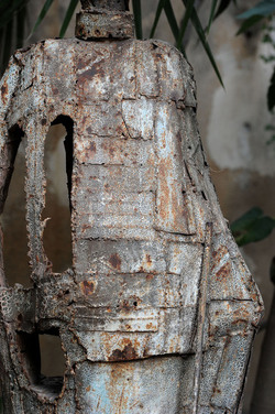 ANGELO DENARO pittore artista siciliano con la sua scultura di ferro. Fotografie di Giulio Azzarello &copy;2014.