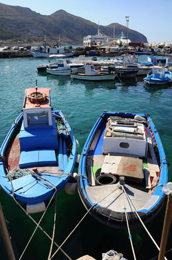 Il PORTO DI FAVIGNANA in Sicilia visioni panoramiche o particolari. Fotografie di Giulio Azzarello &copy;2014.