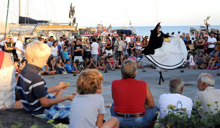 TRAMPOLIERI A LINOSA in Sicilia tutti i momenti dello spettacolo. Fotografie di Giulio Azzarello &copy;2014.