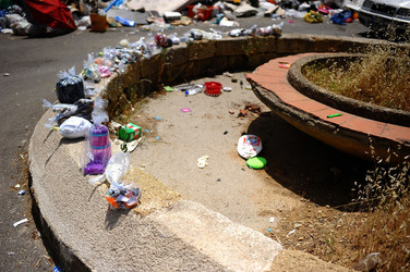 DISCARICA abusiva nei pressi del comune e paese di Monreale in Sicilia. Fotografie di Giulio Azzarello &copy;2014.