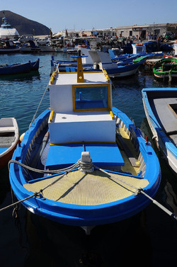 Il PORTO DI FAVIGNANA in Sicilia visioni panoramiche o particolari. Fotografie di Giulio Azzarello &copy;2014.