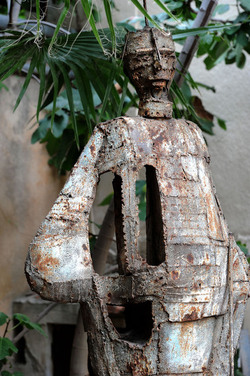 ANGELO DENARO pittore artista siciliano con la sua scultura di ferro. Fotografie di Giulio Azzarello &copy;2014.