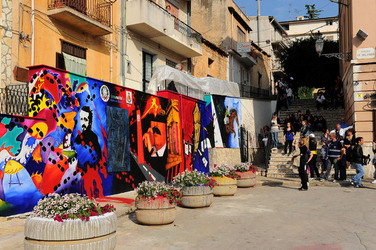 IL MURO DELL ANTIMAFIA e della legalit&agrave; a Partinico in Sicilia. Fotografie di Giulio Azzarello &copy;2014.
