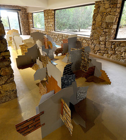 ANNE CLEMENCE de GROLEE e una sua installazione. Fotografie di Giulio Azzarello &copy;2014.