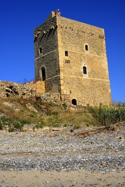 CASTELLO di Campofelice di Roccella. Fotografie di Giulio Azzarello &copy;2020.
