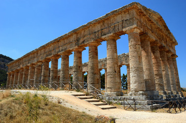 SEGESTA il sito archeologico il teatro greco e l acropoli. Panorami e particolari. Fotografie di Giulio Azzarello &copy;2014.