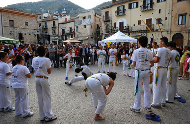 DANZE BRASILIANE E DANZATORI MULTIETNICI a Monreale in Sicilia. Fotografie di Giulio Azzarello &copy;2014.