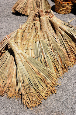 CESTO tipico tradizionale siciliano impagliato. Fotografie di Giulio Azzarello &copy;2014.