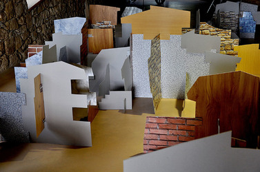 ANNE CLEMENCE de GROLEE e una sua installazione. Fotografie di Giulio Azzarello &copy;2014.