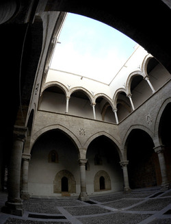 LOGGIATO arabo normanno allo Steri di Palermo. Fotografie di Giulio Azzarello &copy;2014.