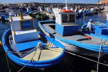 Il PORTO DI FAVIGNANA in Sicilia visioni panoramiche o particolari. Fotografie di Giulio Azzarello &copy;2014.