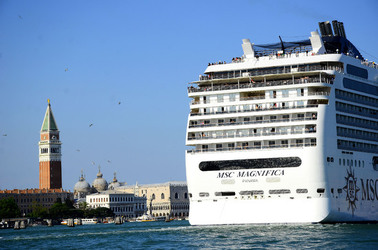 LUNGOMARE di VENEZIA. Fotografie di Giulio Azzarello &copy;2016.