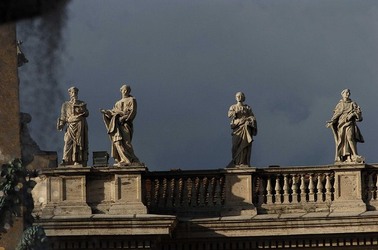 LE SCULTURE DI SAN PIETRO sopra il colonnato a Roma. Fotografie di Giulio Azzarello &copy;2014.