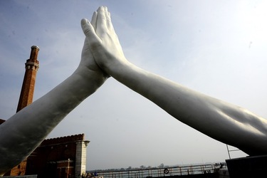 LE MANI DI LORENZO QUENN Biennale di Venezia. Fotografie di Giulio Azzarello &copy;2020.