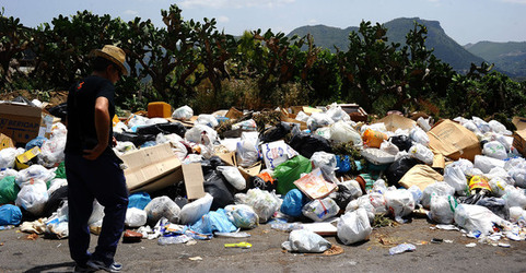 DISCARICA abusiva nei pressi del comune e paese di Monreale in Sicilia. Fotografie di Giulio Azzarello &copy;2014.