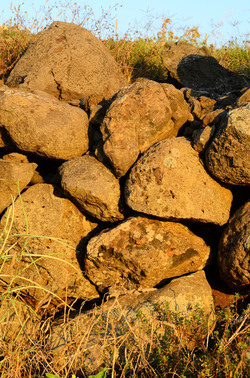 ISOLA DI USTICA pietre. Fotografie di Giulio Azzarello &copy;2016.