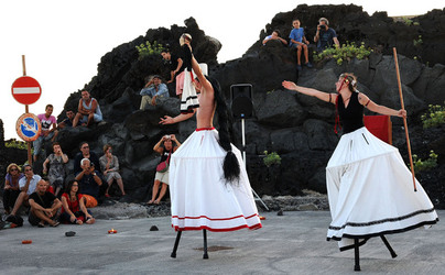 TRAMPOLIERI A LINOSA in Sicilia tutti i momenti dello spettacolo. Fotografie di Giulio Azzarello &copy;2014.