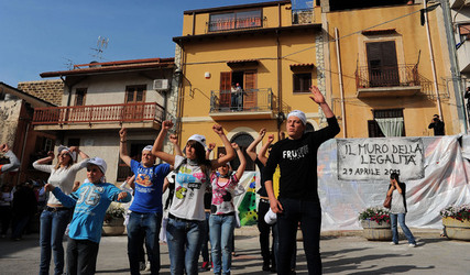 IL MURO DELL ANTIMAFIA e della legalit&agrave; a Partinico in Sicilia. Fotografie di Giulio Azzarello &copy;2014.