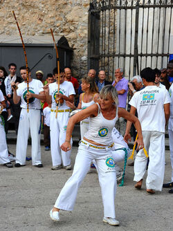 DANZE BRASILIANE E DANZATORI MULTIETNICI a Monreale in Sicilia. Fotografie di Giulio Azzarello &copy;2014.