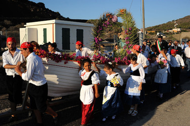 PROCESSIONE RELIGIOSA DEL MARE a Linosa. Fotografie di Giulio Azzarello ©2014. PROCESSIONE RELIGIOSA DEL MARE a Linosa. Fotografie di Giulio Azzarello ©2014.