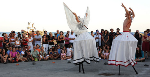 TRAMPOLIERI A LINOSA in Sicilia tutti i momenti dello spettacolo. Fotografie di Giulio Azzarello &copy;2014.