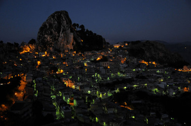 CALTABELLOTTA in Sicilia. Fotografie di Giulio Azzarello ©2014.